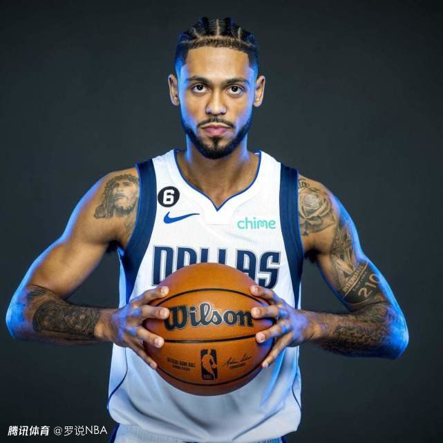 那警员质问：你真能做到不对任何人说起吗？哪怕是你的女儿和你的丈夫，你也绝对不能说一个字。